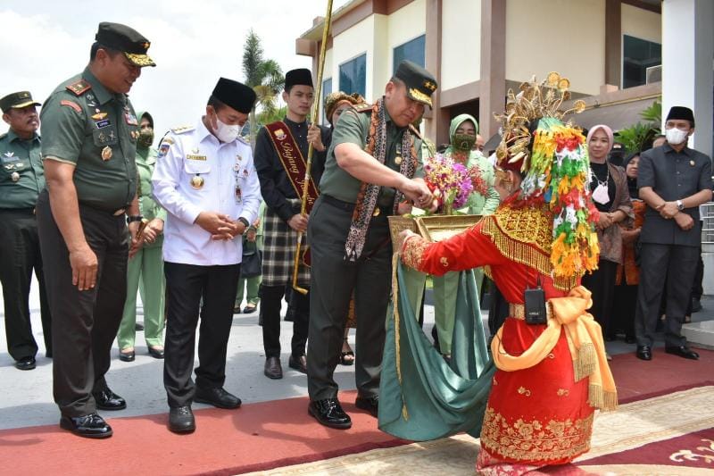 Penyambutan Pangdam II/Sriwijaya Mayjen TNI Hilman Hadi dan istri di Bandara Sultan Thaha Saifuddin Jambi, Rabu (14/9/22). FOTO : PENREM.