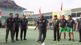 Bupati H Anwar Sadat secara simbolis membuka Turnamen Futsal rangkaian kegiatan Pertandingan Olahraga HUT TNI ke-77 Tahun 2022 di Lapangan Darmawangsa Makodim 0419/Tanjab, Rabu (14/9/22). FOTO : Pendim Tjb
