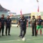 Bupati H Anwar Sadat secara simbolis membuka Turnamen Futsal rangkaian kegiatan Pertandingan Olahraga HUT TNI ke-77 Tahun 2022 di Lapangan Darmawangsa Makodim 0419/Tanjab, Rabu (14/9/22). FOTO : Pendim Tjb