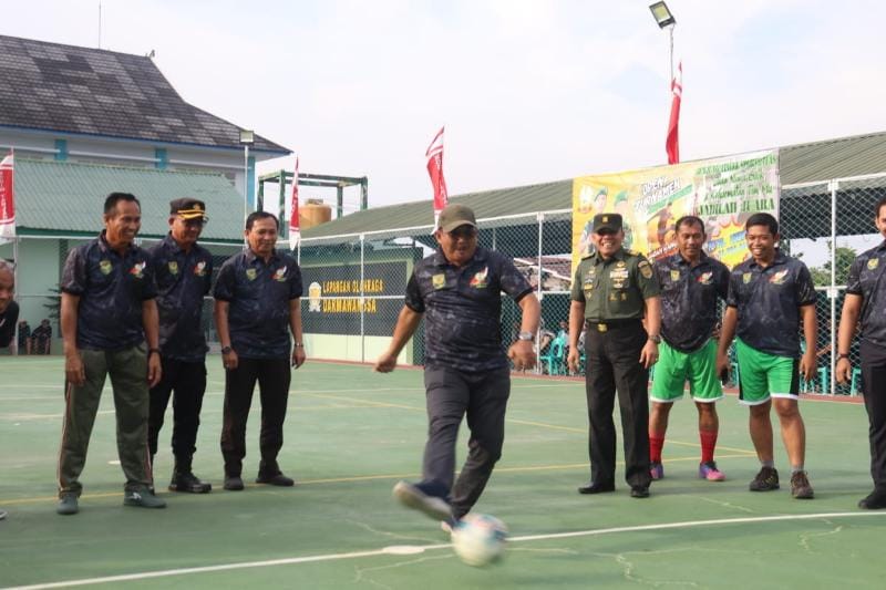 Bupati H Anwar Sadat secara simbolis membuka Turnamen Futsal rangkaian kegiatan Pertandingan Olahraga HUT TNI ke-77 Tahun 2022 di Lapangan Darmawangsa Makodim 0419/Tanjab, Rabu (14/9/22). FOTO : Pendim Tjb