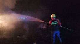 Proses pemadaman Kebakaran Lahan di RT 01 dan RT 02 Desa Pematang Lumut, Kecamatan Betara, Tanjung Jabung Barat Selasa (13/9/22) Malam.