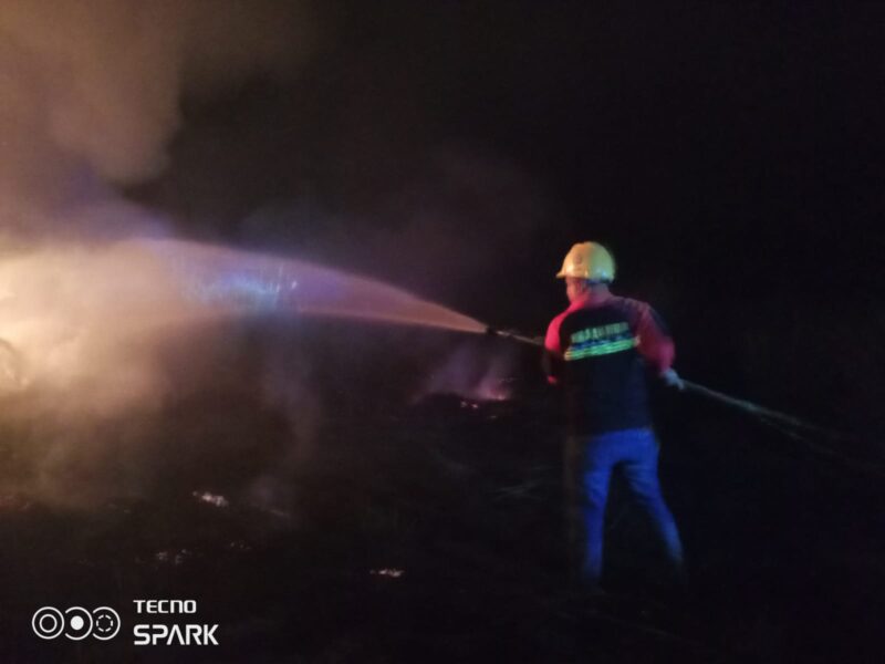 Proses pemadaman Kebakaran Lahan di RT 01 dan RT 02 Desa Pematang Lumut, Kecamatan Betara, Tanjung Jabung Barat Selasa (13/9/22) Malam.