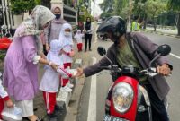 Aksi Anak TK Islam Al-Falah Jambi Berbagi Makanan Jadi Perhatian Pengguna Jalan. FOTO : Ard/Lt