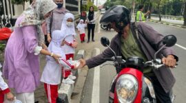 Aksi Anak TK Islam Al-Falah Jambi Berbagi Makanan Jadi Perhatian Pengguna Jalan. FOTO : Ard/Lt