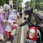 Aksi Anak TK Islam Al-Falah Jambi Berbagi Makanan Jadi Perhatian Pengguna Jalan. FOTO : Ard/Lt