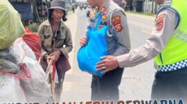 Kasat Lantas Peduli Bagikan Eembako ke Pemulung. FOTO : HUMAS PMJ