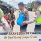 Kasat Lantas Peduli Bagikan Eembako ke Pemulung. FOTO : HUMAS PMJ