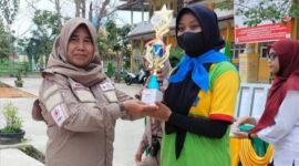 Ketua Tim PMR Madya SMP Negeri 2 Kuala Tungkal saat menerima tropi Juara pertama. FOTO : SMPN 2 Kuala Tungkal