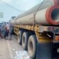 Anggota Satlantas Polres Muaro Jambi Dibantu Warga Mengevakuasi Korban dibawah Kolong Truk Treler. [FOTO : Humas PMJ].
