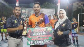 Dandim 0419/Tanjab Letkol Muslim Rahim T Menyerahkan Hadiah Juara 1 BVC Betara. FOTO : Pendim