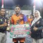 Dandim 0419/Tanjab Letkol Muslim Rahim T Menyerahkan Hadiah Juara 1 BVC Betara. FOTO : Pendim