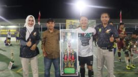 Dandim 0419/Tanjab Letkol Kav Muslim Rahim, T, SH., M.Si didampingi Ketua Persit KCK Cabang XXVI Dim 0419 Ny Rizka Muslim Rahim foto bersama Tim Kapten dan Manager Juara 1 Futsal. FOTO : Pntjb