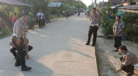 Petugas Satlantas dan Polsek Tungkal Ilir melakukan olah tempat kejadian perkara (TKP) Kecelakaan lalu lintas di Jalan Lintas Teluk Nilau, Kecamatan Bram Itam, Tanjung Jabung Barat. FOTO : Satlantas