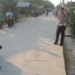 Petugas Satlantas dan Polsek Tungkal Ilir melakukan olah tempat kejadian perkara (TKP) Kecelakaan lalu lintas di Jalan Lintas Teluk Nilau, Kecamatan Bram Itam, Tanjung Jabung Barat. FOTO : Satlantas