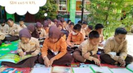 Siswa SDN 005/V Kuala Tungkal mengikuti Program Literasi membaca. FOTO : Ist