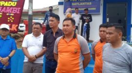 Kapolres Muaro Jambi AKBP Yuyan Priatmaja, SIK, MH Usai Resmikan Pos Lantas Terpadu di Simpang 3 Desa Mendalo Darat, Sabtu (24/9/22). FOTO : Noval.
