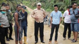 Wakil Bupati Tanjung Jabung Barat H Hairan, SH bersama OPD terkait dan Perangkat Desa serta Masyarakat saat meninjau Jembatan terdampak Abrasi. FOTO : Humas