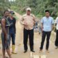 Wakil Bupati Tanjung Jabung Barat H Hairan, SH bersama OPD terkait dan Perangkat Desa serta Masyarakat saat meninjau Jembatan terdampak Abrasi. FOTO : Humas