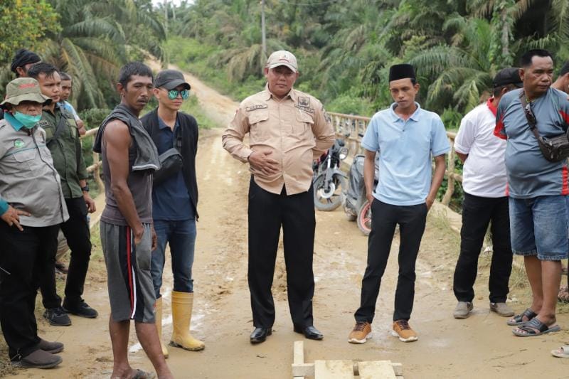 Wakil Bupati Tanjung Jabung Barat H Hairan, SH bersama OPD terkait dan Perangkat Desa serta Masyarakat saat meninjau Jembatan terdampak Abrasi. FOTO : Humas