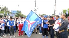 Didampingi oleh Ketua DPD Partai Demokrat Provinsi Jambi, H. Mashuri (Hamas) dan jajaran, Wagub H Abdullah Sani lepas peserta Jalan santai. FOTO : Ist