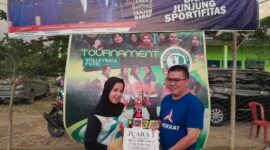 Ketua DPC Partai Demokrat Tanjung Jabung Barat Jamal Darmawan, Sie, SE.,MM secara simbolis menyerahkan Piala kepada Juara 1 AHY Cup Volley Ball 2022. FOTO : Ist
