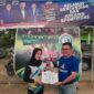 Ketua DPC Partai Demokrat Tanjung Jabung Barat Jamal Darmawan, Sie, SE.,MM secara simbolis menyerahkan Piala kepada Juara 1 AHY Cup Volley Ball 2022. FOTO : Ist
