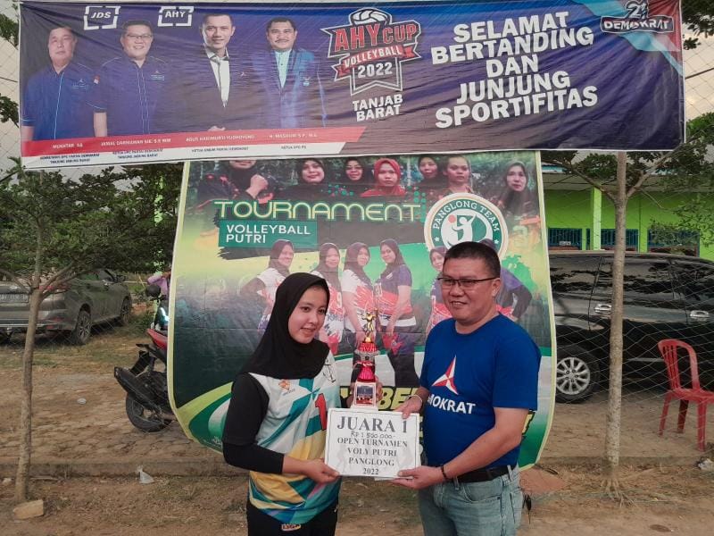 Ketua DPC Partai Demokrat Tanjung Jabung Barat Jamal Darmawan, Sie, SE.,MM secara simbolis menyerahkan Piala kepada Juara 1 AHY Cup Volley Ball 2022. FOTO : Ist