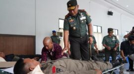 Danrem 042/Gapu Brigjen TNI Supriono Menyapa Peserta Donor Darah di Makodim 0415/Jambi, Kamis (29/9/22). FOTO : PENREM.