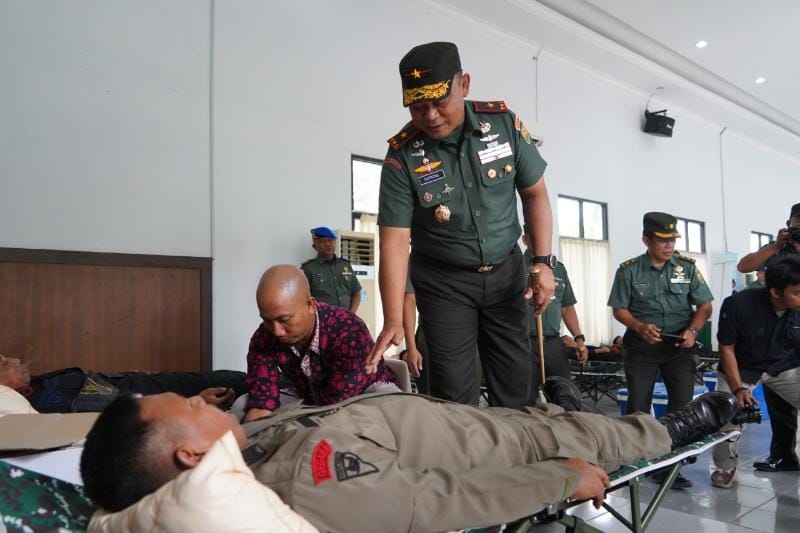 Danrem 042/Gapu Brigjen TNI Supriono Menyapa Peserta Donor Darah di Makodim 0415/Jambi, Kamis (29/9/22). FOTO : PENREM.