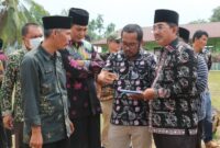Bupati Tanjung Jabung Barat H. Anwar Sadat meninjau lokasi persiapan MTQ Tingkat Kabupaten ke-50 di Desa Suak Labu Kecamatan Kuala Betara, Kamis (29/9/22).