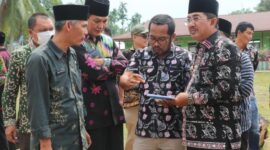 Bupati Tanjung Jabung Barat H. Anwar Sadat meninjau lokasi persiapan MTQ Tingkat Kabupaten ke-50 di Desa Suak Labu Kecamatan Kuala Betara, Kamis (29/9/22).