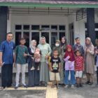 Yulianti bersama orang tua dan Anak - Anak Talasemia saat menjalani perobatan di Palembang. FOTO : Ist