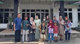 Yulianti bersama orang tua dan Anak - Anak Talasemia saat menjalani perobatan di Palembang. FOTO : Ist