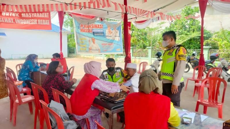 Kegiatan Vaksinasi yang dilaksanakan Binda Jambi bekerjasama dengan Nakes PKM 2 Kuala Tungkal, TNI dan Polri. FOTO : Dok. Binda Jambi