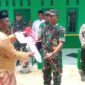 Secara simbolis, Dandim 0419/Tanjab Letkol Kav Muslim Rahim Tompo, SH., M. Si menyerahkan Kunci Gedung Madrasah Nurul Falah kepada Kepala Desa Sungai Papauh. FOTO : Pentjb