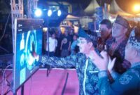 Bupati H. Anwar Sadat Saat Resmi Internet Publik berupa layanan wifi gratis di Alun-Alun Kuala Tungkal, Jumat malam (30/9/22). FOTO : Kominfo