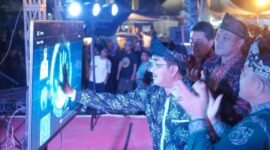 Bupati H. Anwar Sadat Saat Resmi Internet Publik berupa layanan wifi gratis di Alun-Alun Kuala Tungkal, Jumat malam (30/9/22). FOTO : Kominfo