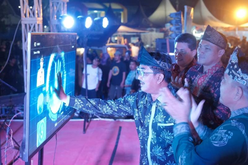 Bupati H. Anwar Sadat Saat Resmi Internet Publik berupa layanan wifi gratis di Alun-Alun Kuala Tungkal, Jumat malam (30/9/22). FOTO : Kominfo