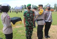 Kapolres Muaro Jambi AKBP Yuyan Priatmaja, SIK, MH Menyematkan Pita Tanda Dimulainya Pasukan Operasi Zebra 2022, Senin (03/10/22). FOTO : Humas PMJ.