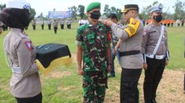 Kapolres Muaro Jambi AKBP Yuyan Priatmaja, SIK, MH Menyematkan Pita Tanda Dimulainya Pasukan Operasi Zebra 2022, Senin (03/10/22). FOTO : Humas PMJ.
