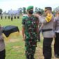 Kapolres Muaro Jambi AKBP Yuyan Priatmaja, SIK, MH Menyematkan Pita Tanda Dimulainya Pasukan Operasi Zebra 2022, Senin (03/10/22). FOTO : Humas PMJ.