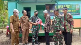 Dandim 0419/Tanjab Letkol Kav Muslim Rahim Tompo, SH, M.Si Saat Serahkan Kunci kepada Bapak Fahrudin penerima bedah rumah RTLH, Senin (3/10/22). FOTO : PENDIM