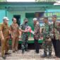 Dandim 0419/Tanjab Letkol Kav Muslim Rahim Tompo, SH, M.Si Saat Serahkan Kunci kepada Bapak Fahrudin penerima bedah rumah RTLH, Senin (3/10/22). FOTO : PENDIM