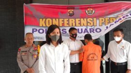 Kasat Reskrim AKP Shirlen didampingi Kasi Humas AKP Amradi saat melakukan konferensi pers, Senin (3/10/22). FOTO : Dhea.