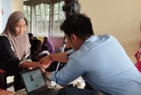 Petugas Imigrasi Kanim Kuala Tungkal jemput bola memberikan pelayanan paspor kolektif 