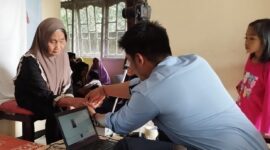 Petugas Imigrasi Kanim Kuala Tungkal jemput bola memberikan pelayanan paspor kolektif 
