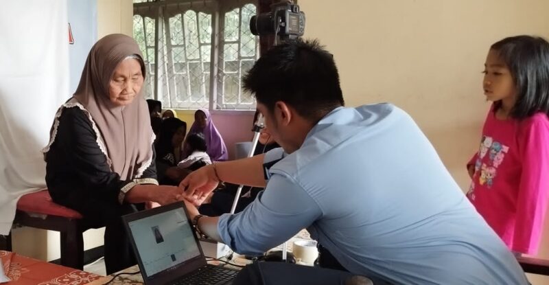 Petugas Imigrasi Kanim Kuala Tungkal jemput bola memberikan pelayanan paspor kolektif 