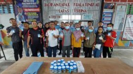 Kalapas Kelas IIB Kuala Tungkal Sugiharto bersama Jajaran usai menjalani Tes Urine di Kantor Lapas Kuala Tungkal, Kecamatan Bram Itam. FOTO : Humas