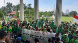 Massa dari Federasi Hukatan KSBSI Provinsi Jambi Saat Aksi Unjuk Rasa di depan Kantor Gubernur Jambi, Senin (10/10/22). FOTO : Dhea