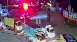 Pemantauan dan Pemgaturan Lalulintas Truk Batu Bara di Kota Jambi. FOTO : HMS Polda Jambi